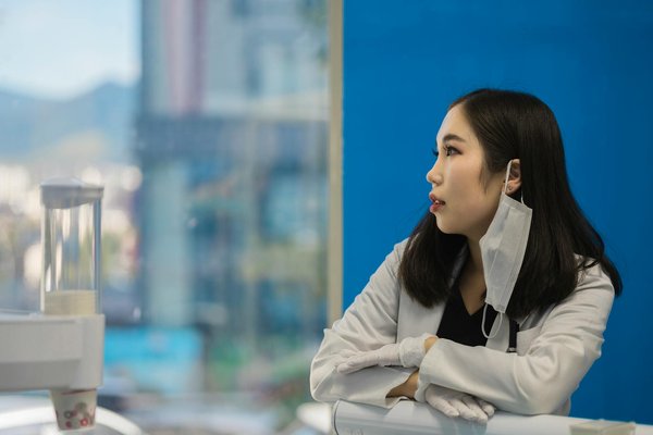 Comment gérer les symptômes d'une crise d'uvéite antérieure aiguë ?